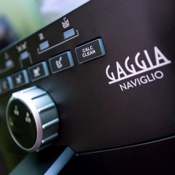Machine à café automatique NAVIGLIO BLACK GAGGIA HD8749/01 (4 x 250g de café offerts)