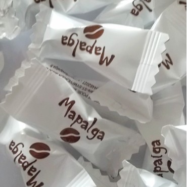 Grano di caffè ricoperto di cioccolato che si scioglie - mapalga