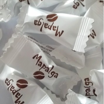 Grano di caffè ricoperto di cioccolato che si scioglie