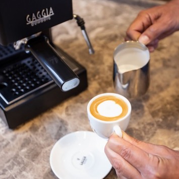 CAFFACHE ESPRESSO CLASSE CLASSE E24 THUNGLE NERO RI9481/14 + 1 kg di caffè Moulu Offerto