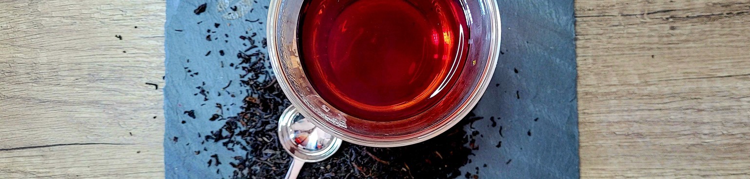 The range of Lomatea black teas offers an elegant metal packaging