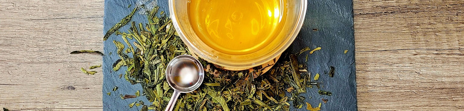 Lomatea green teas in pretty metal boxes