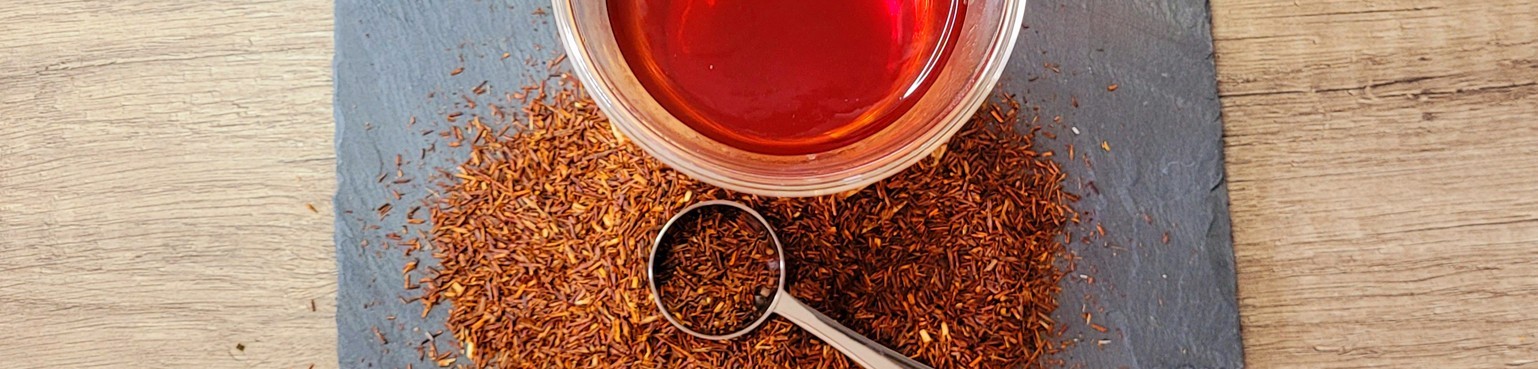 LOMATEA rooibos are presented in a double-closing metal box